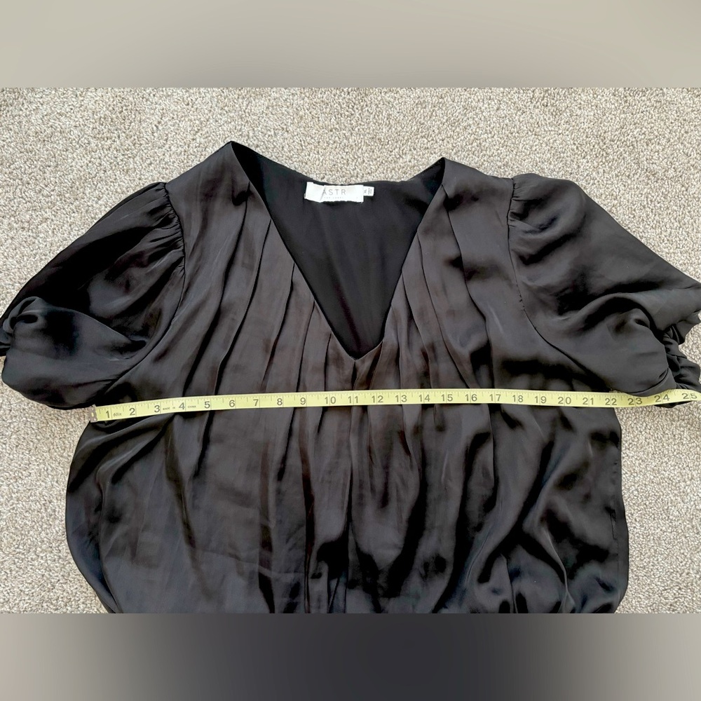 ASTR The Label Satin Bubble Hem Blouse Women’s Size XL Black V Neck Crop… - Picture 8 of 12